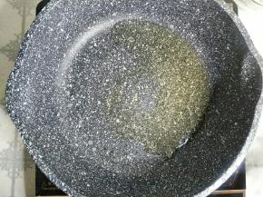 锅中倒入植物油，开中火。