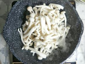 油温七成热放入白玉菇。