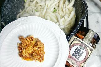 加入鸡枞油腐乳泥搅拌均匀。