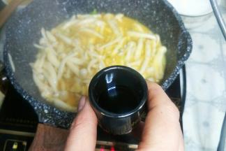 加入生抽搅拌均匀。