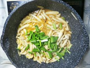 加入韭菜搅拌均匀即可。