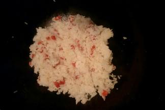 加入米饭翻炒均匀。