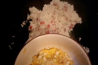 加入煎鸡蛋丁和盐翻炒均匀。