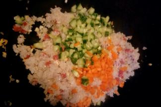 加入黄瓜丁和胡萝卜丁炒1~2分钟即可。