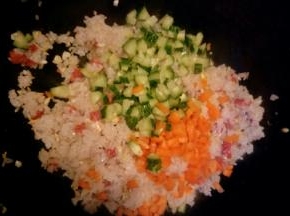 加入黄瓜丁和胡萝卜丁炒1~2分钟即可。