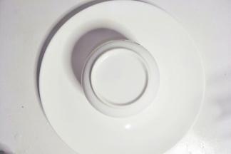 准备一个盘子和小碗，把小碗倒扣在盘中。