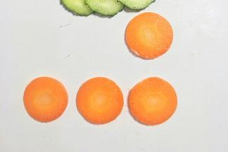 把胡萝卜切薄片。
