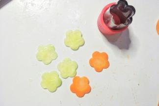 用花朵模具压出花朵形。