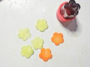 用花朵模具压出花朵形。