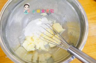 加入糖+盐搅拌，黄油搅拌到颜色有点发白变浅就可以咯