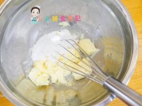 加入糖+盐搅拌，黄油搅拌到颜色有点发白变浅就可以咯