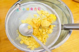 把煮熟的蛋黄过筛混合进黄油里