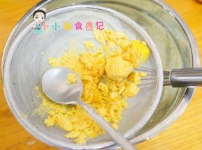 把煮熟的蛋黄过筛混合进黄油里