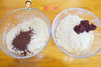 混合好还是松散的状态，我们分成四等份，分别加入可可粉、一份加入蔓越莓，蔓越莓要切碎加入