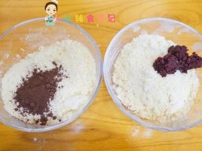 混合好还是松散的状态，我们分成四等份，分别加入可可粉、一份加入蔓越莓，蔓越莓要切碎加入