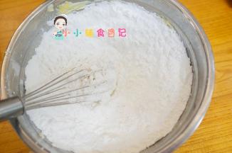 把低筋面粉跟玉米淀粉过筛混合进黄油里