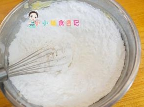 把低筋面粉跟玉米淀粉过筛混合进黄油里