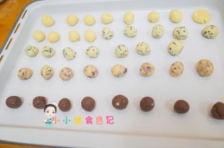 全部做成一个个小球放在烤盘里面，一定要留出一些距离不然考起了会膨胀