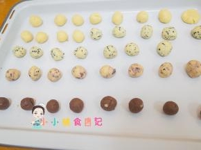 全部做成一个个小球放在烤盘里面，一定要留出一些距离不然考起了会膨胀