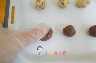 用手指按压一下就是玛格丽特饼干特有的样子拉