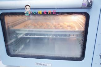 烤箱预热170度好然后把饼干放进去烤大概15分钟，拿出来晾凉就可以咯