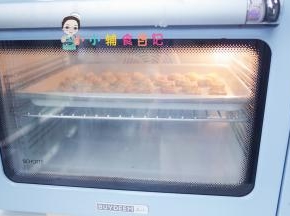 烤箱预热170度好然后把饼干放进去烤大概15分钟，拿出来晾凉就可以咯