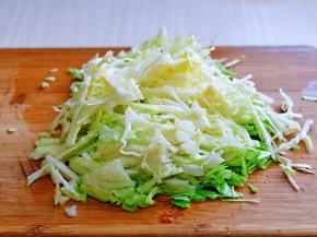 首先将卷心菜洗干净，去根，再切丝。