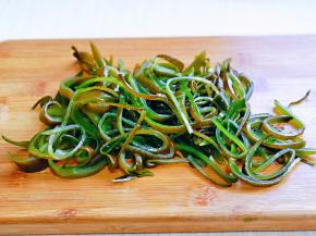 海带提前泡发再切丝。