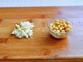 大蒜去皮切碎，黄豆提前泡发。