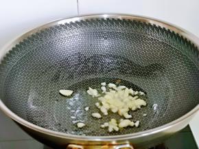 起油锅，加入蒜炒香，先加入海带丝煸炒，泡发的黄豆，再加入半小碗纯净水，炖15分钟。