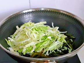 15分钟后加入切好的卷心菜丝。