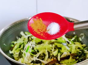 按个人口味加入盐，十三香，翻炒均匀。