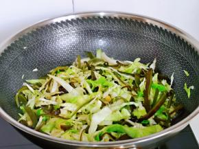 将卷心菜炒制断生，加入醋翻炒，不喜欢的可以不加。