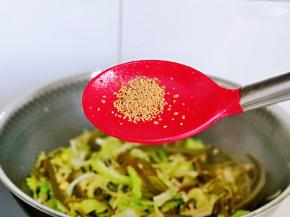 再加入鸡鲜调味料，翻炒均匀关火出锅。