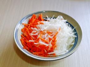 利用这时间做馅料，白萝卜与胡萝卜去皮，插丝，加入2克盐腌制20分钟，腌制好后将水分挤干。