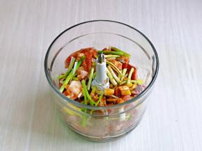 加入绞肉机中，再加入生抽，料酒，盐，葱姜，十三香，启动绞肉机绞成肉馅。
