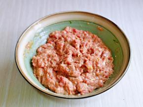 绞好的肉馅放入器具中，分次加入纯净水，每加一次用筷子顺时针搅拌至水完全被肉糜吸收，再加入下一次，我反复加了三次，这样做头出来的肉馅鲜嫩多汁。