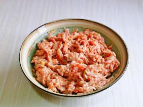 再加入胡萝卜丝与才萝卜丝搅拌均匀即可。