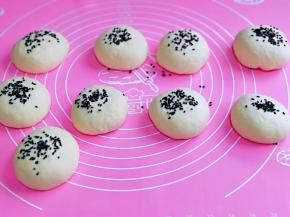 依次做完，再每个饼胚上撒黑芝麻。