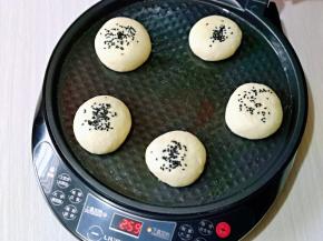 电饼铛提前预热，刷上一层食用油，再摆放上饼胚，一定要间隔距离，因为这款是发面饼，经过加热会变大。