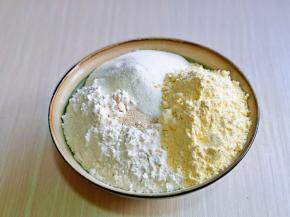 首先将白面粉，玉米面粉，奶粉，盐放入器具中，我的器具有点儿小……再顶部加入酵母粉。