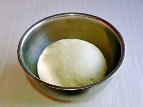 分次加入35度温水，一边用筷子搅拌成絮状，再揉成光滑的面团，放在温暖地方进行发酵，注意保持面团湿度。