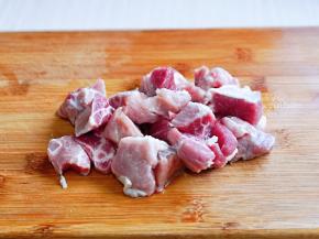 猪肉洗干净，切小块。