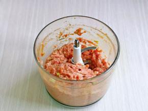 放入绞肉机中。再加入生抽，料酒，盐，十三香，葱姜，启动绞肉机绞成肉馅。