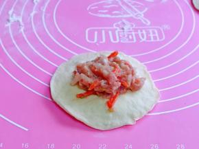 取一块面团，用擀面杖擀圆面皮，加入适当的馅料。