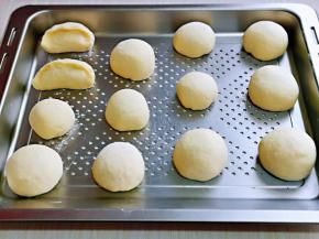 做好的包子放在蒸屉上，并间隔距离。