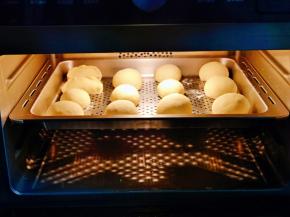 入蒸烤箱进行二发，包子明显表大就可以，100度蒸15分钟，焖3分钟再打开，