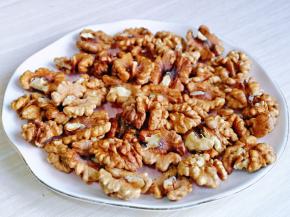 剥好的核桃如果觉得不够脆，可以放入微波炉中，高火叮30秒，取出翻面再叮10秒，嘎嘣脆。