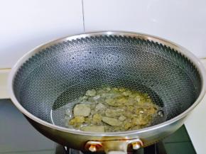 将纯净水，老冰糖加入锅中，小火慢煮，将冰糖煮化。