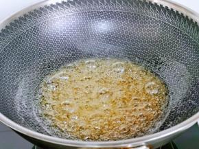 让其自然融化，切记不要去搅拌，重要的事情说三遍，全程小火，全程小火，全程小火。